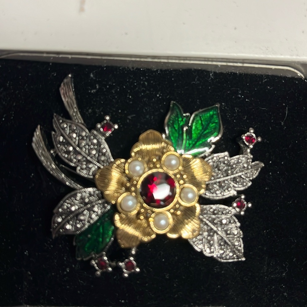 Avon Rich Christmas Pin